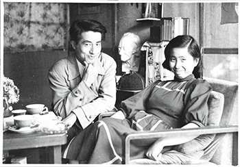 辻邦生・佐保子夫妻 国分寺の自宅にて（1955年）